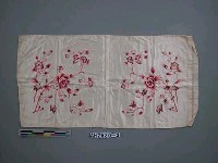 藏品(繡花白緞枕套)的圖片